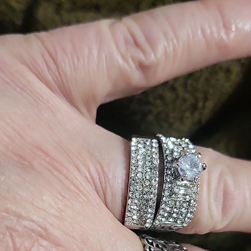 Elegant Silver Crystal Ring